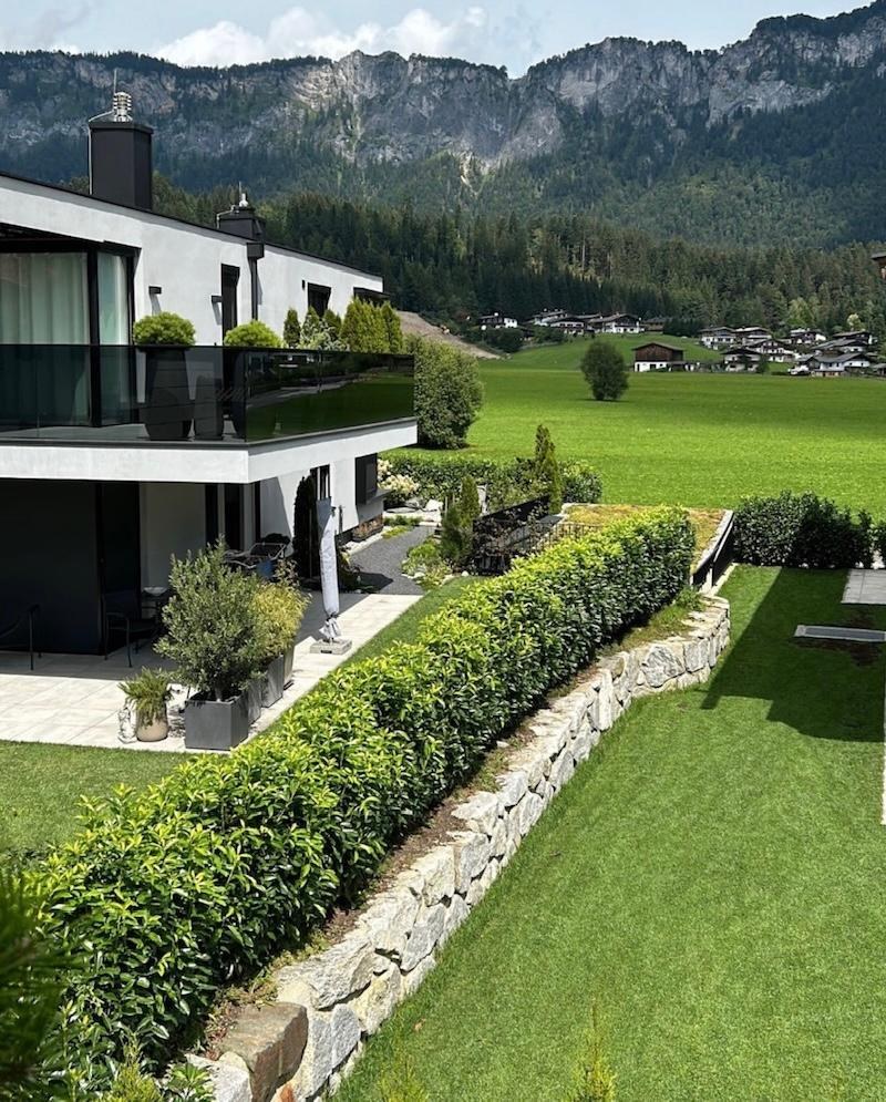 Wohnhaus im alpinen Stil mit Garten