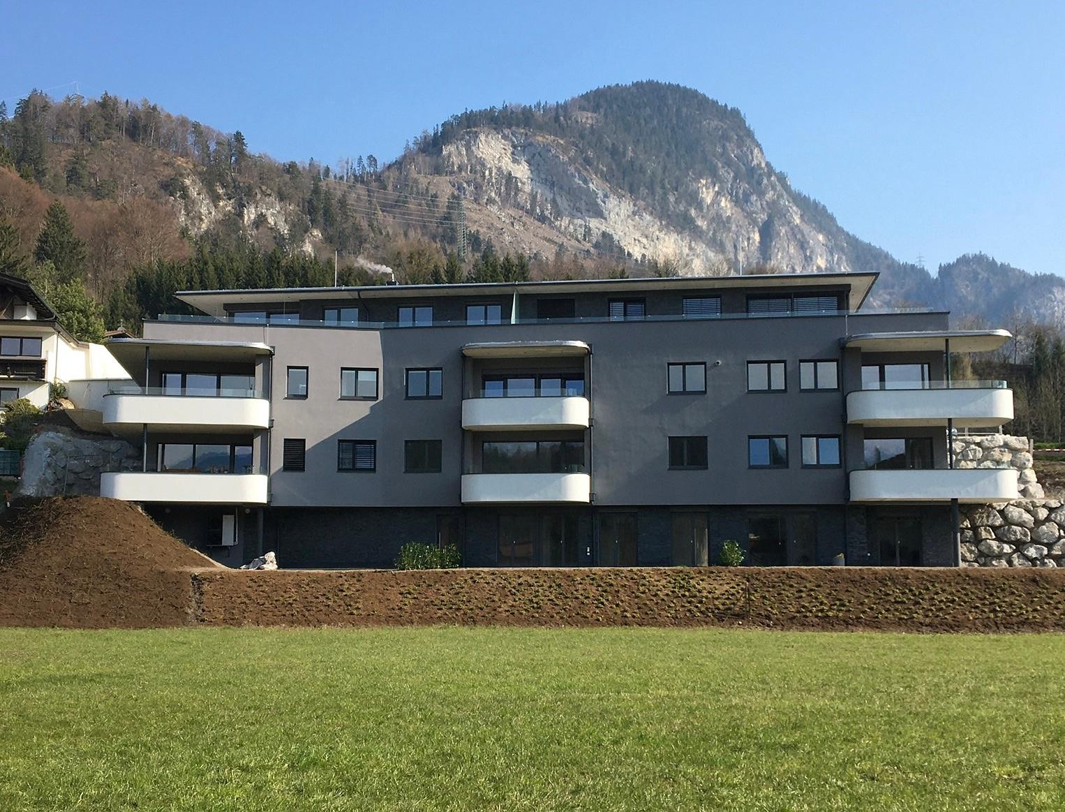 Wohnanlage am Hang mit Bergkulisse